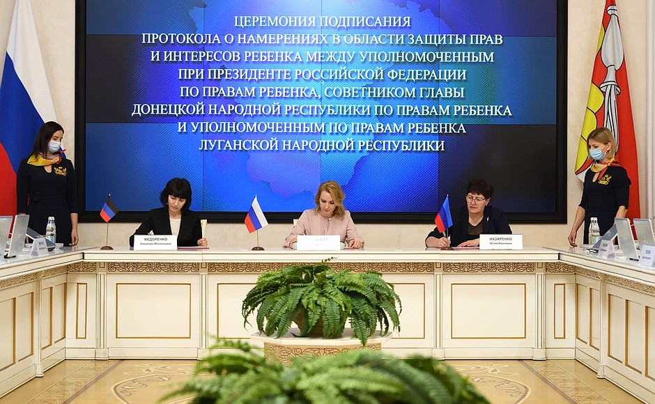 Maria Lvova-Belova and commissioners for Children's Rights of Lugansk and Donetsk people's republics sign a Protocol of Intent.