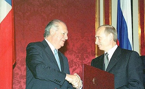 President Putin with Chilean President Ricardo Lagos during the signing of the joint statement.