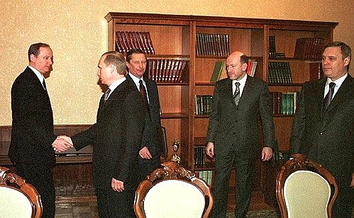Перед началом совещания с руководством Администрации Президента и членами Правительства.