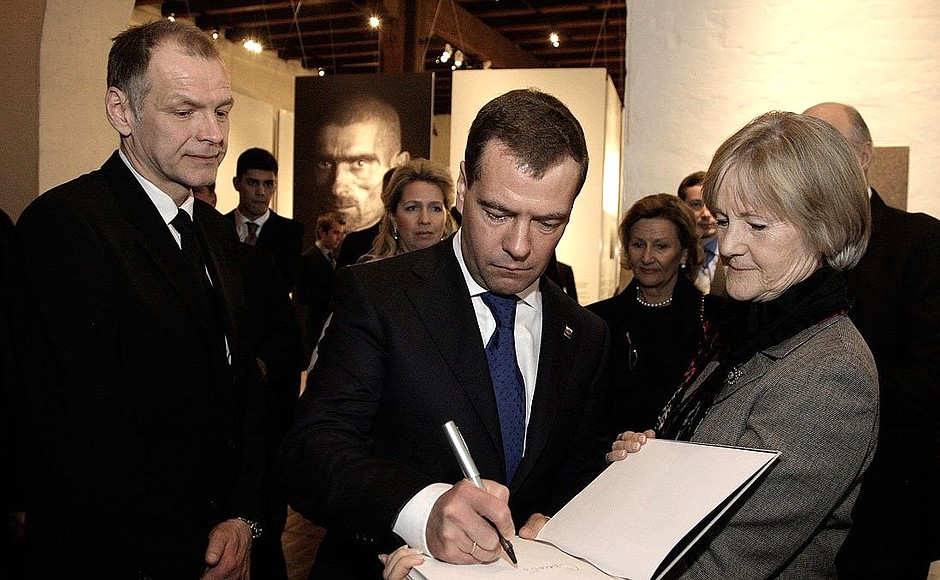 After visiting exhibition devoted to Soviet prisoners of war buried in Norway, Dmitry Medvedev signed the book of honoured guests.