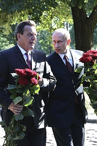 Владимир Путин и Федеральный канцлер Германии Герхард Шрёдер возложили цветы к могиле Иммануила Канта.