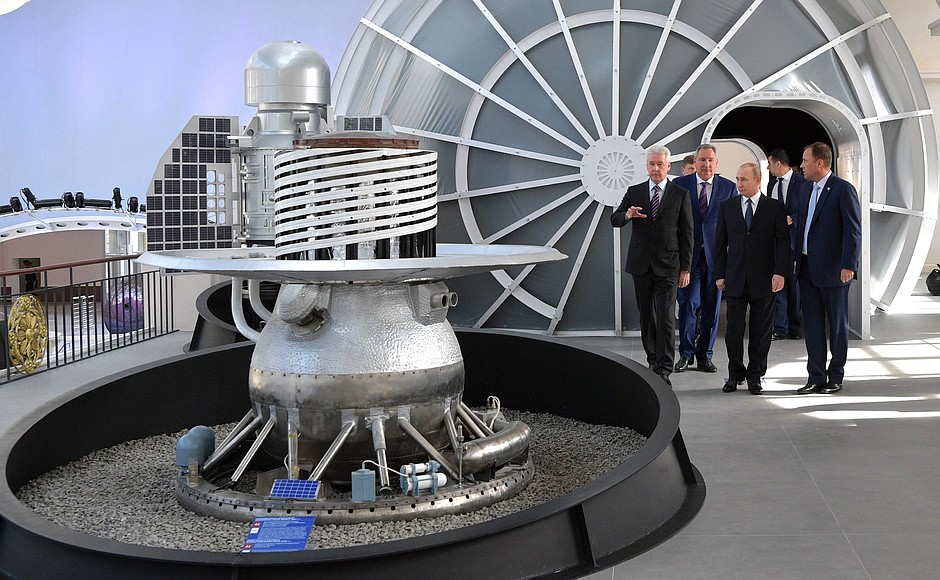 Visiting the Cosmos pavilion at the VDNKh exhibition. With Moscow Mayor Sergei Sobyanin (left), Deputy Prime Minister Dmitry Rogozin and Roscosmos Head Igor Komarov (right).