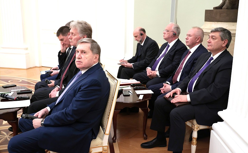 Участники российской делегации в ходе переговоров с Президентом Государства Эритрея Исайясом Афеворки.