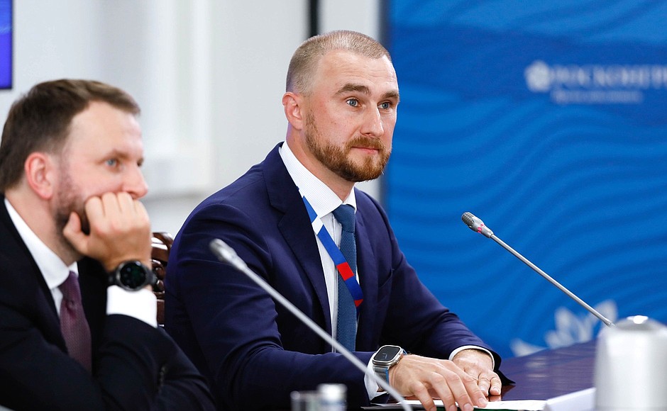 Presidential Aide Maxim Oreshkin (left) and traveller, explorer, blogger and member of the Russian Geographical Society Bogdan Bulychev during a meeting with Eastern Economic Forum moderators (via videoconference).