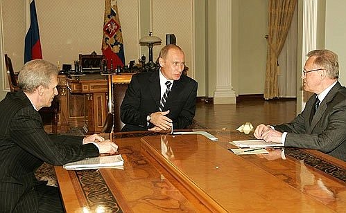Рабочая встреча с президентом Российской академии наук Юрием Осиповым (справа) и Министром образования и науки Андреем Фурсенко (слева).