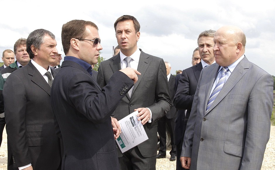 Дмитрий Медведев осмотрел шламонакопитель «Белое море» ОАО «СИБУР-Нефтехим».