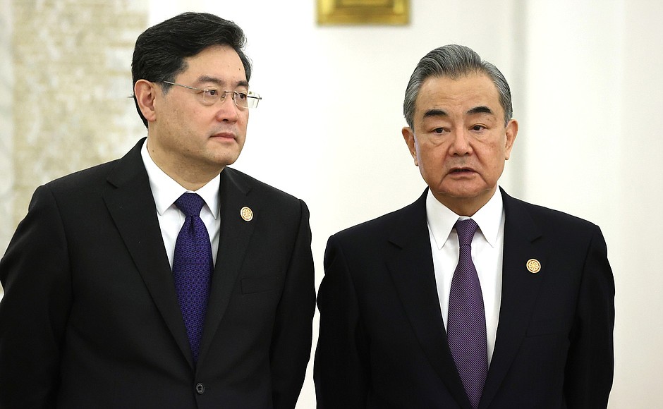 Министр иностранных дел КНР Цинь Ган (слева) и член политбюро ЦК Компартии Китая Ван И перед началом официальной церемонии встречи.