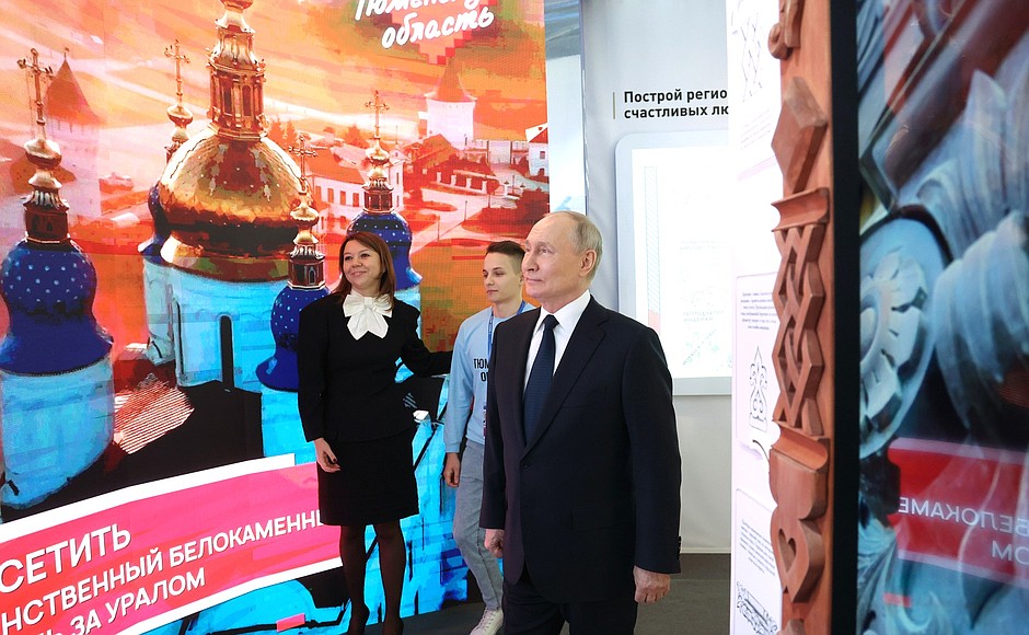 В ходе осмотра выставки «Регионы России».