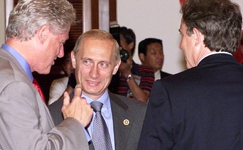 Meeting of G8 heads of state and government. President Putin with US President Bill Clinton, to the left, and British Prime Minister Tony Blair.
