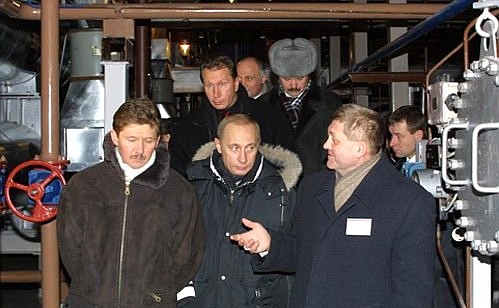 С председателем правления «Газпром» Алексеем Миллером (слева) и генеральным директором «Ямбурггаздобыча» Александром Ананековым во время посещения месторождения «Заполярное».