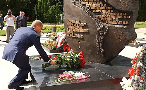 Возложение цветов к памятнику морякам атомной подводной лодки «Курск».