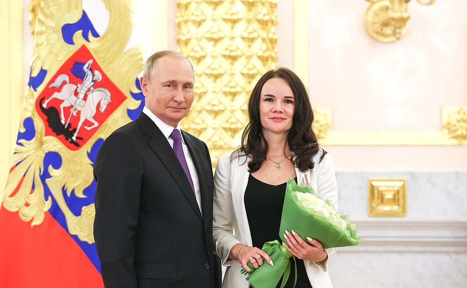 Ceremony to mark the 100th anniversary of the State Sanitary and Epidemiological Service. Lyubov Semyina, head of the virology laboratory at the Arkhangelsk Region Centre for Hygiene and Epidemiology, awarded the Order of Pirogov.