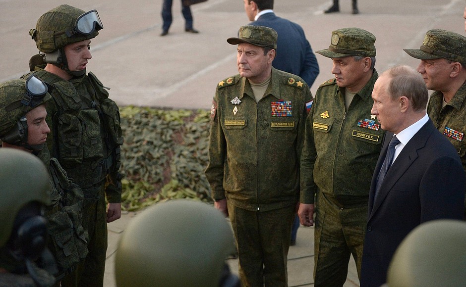 Во время общения с военнослужащими, принимавшими участие в стратегических командно-штабных учениях «Центр-2015».
