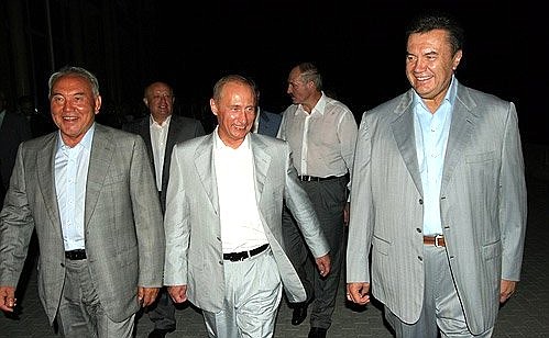 With Kazakhstan President Nursultan Nazarbaev and Ukrainian Prime Minister Viktor Yanukovich (right), Russian Prime Minister Mikhail Fradkov (background, left) and President of Belarus Aleksandr Lukashenko (background, right).