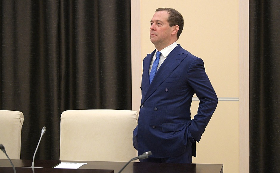 Председатель Правительства Дмитрий Медведев перед началом оперативного совещания с постоянными членами Совета Безопасности.
