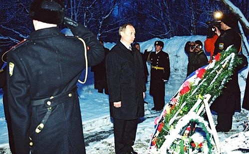 Возложение венка к могиле Героя России генерал-майора Александра Отраковского, погибшего в Чеченской Республике.