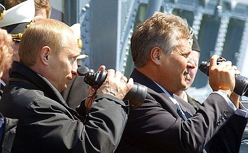 На борту ракетного крейсера «Маршал Устинов» с Президентом Польши Александером Квасьневским во время тактических учений Балтийского и Северного флотов.