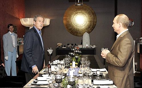 С Президентом США Джорджем Бушем перед началом неформального ужина.