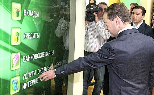 Во время осмотра выставочных стендов компаний – партнёров Петербургского международного экономического форума.