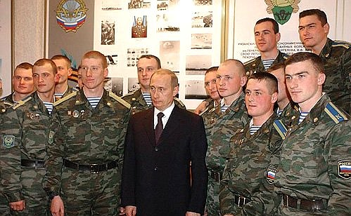 С курсантами Рязанского института воздушно-десантных войск имени генерала армии В.Ф.Маргелова.