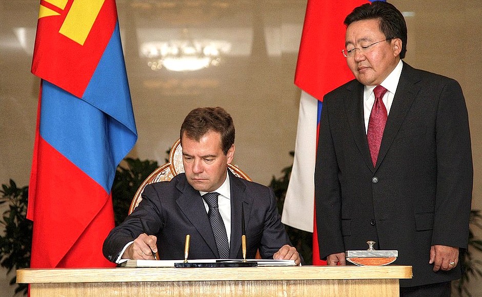 Дмитрий Медведев оставил запись в книге почётных гостей Государственного дворца Монголии.