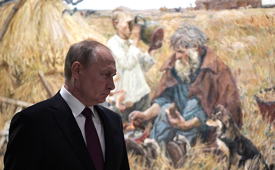 Vladimir Putin toured the exhibition Memory of Generations: The Great Patriotic War in Pictorial Arts, which opened at the Manezh Central Exhibition Hall as part of the Church and Public Exhibition and Forum Orthodox Russia – For National Unity Day.