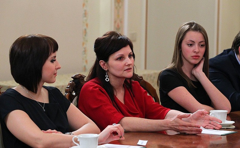 At a meeting with teachers and students from the Baltic Federal University. From left to right: graduate student Yulia Mazur, Head of the Immunology and Cell Biotechnology Laboratory Larisa Litvinova, and third-year student Olga Krukovich.