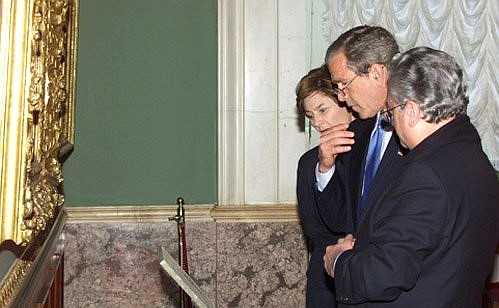 Президент США Джордж Буш с супругой Лорой Буш во время осмотра экспозиций Государственного Эрмитажа. С директором Эрмитажа Михаилом Пиотровским.