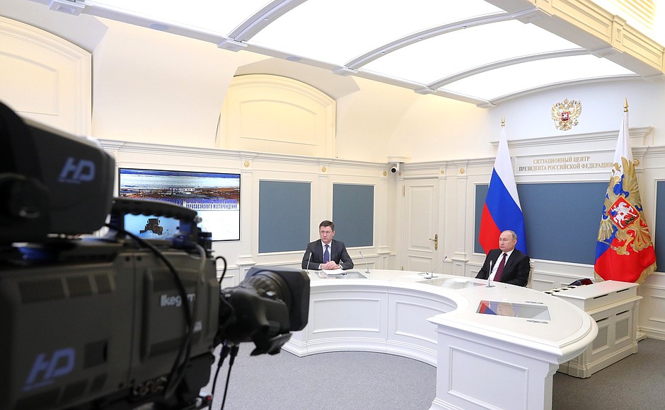 Vladimir Putin has launched via videoconference the full-scale development of the Kharasaveyskoye gas and condensate field. With Energy Minister Alexander Novak (left).