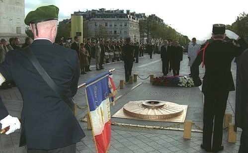 President Putin laying a wreath at the Tomb of the Unknown Soldier near the Arc de Triomphe on Place Charles de Gaulle.