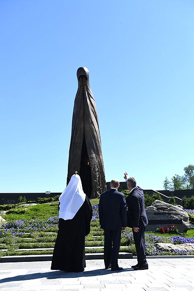 With Defence Minister Sergei Shoigu and Patriarch Kirill of Moscow and All Russia at the Mothers of the Victors monument.