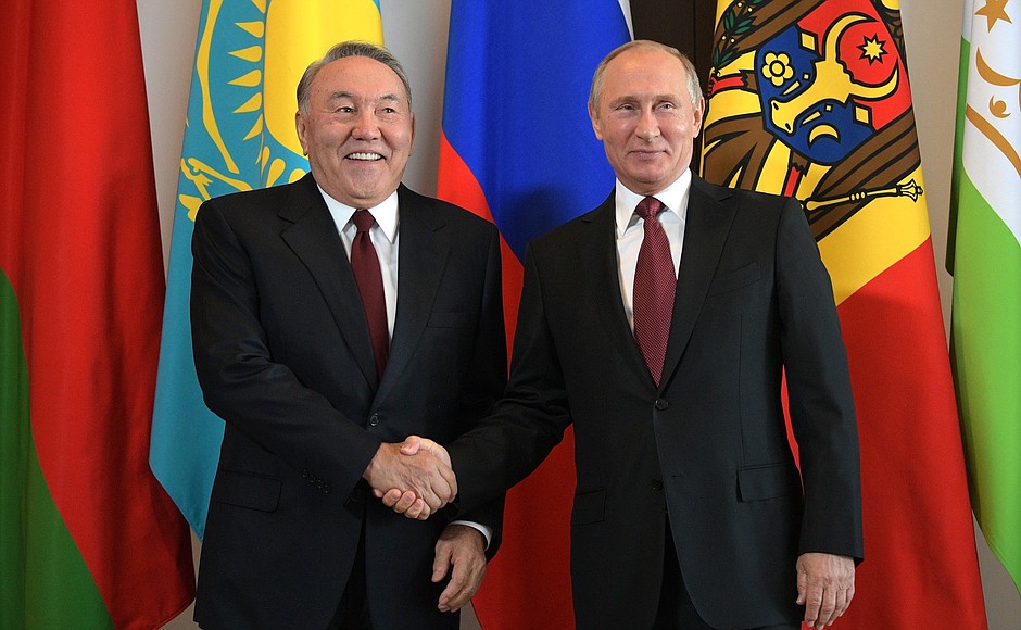С Президентом Казахстана Нурсултаном Назарбаевым перед началом заседания Совета глав государств – участников Содружества Независимых Государств.