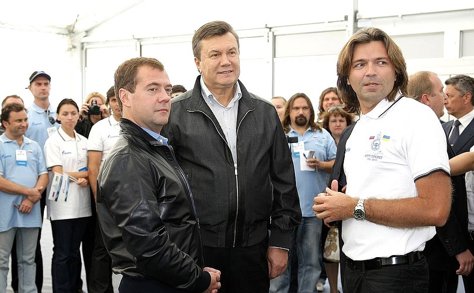 With President of Ukraine Viktor Yanukovych and Russian musician Dmitry Malikov. Before the start of the next stage in the international St Petersburg-Kiev motor rally.