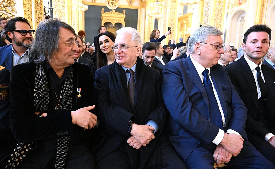 Before a meeting with trusted representatives. From right: Artistic Director and Chief Conductor of Novaya Rossiya Symphony Orchestra Yury Bashmet, Director of the State Hermitage Museum Mikhail Piotrovsky, MGIMO Rector Anatoly Torkunov, and TV presenter Vyacheslav Manucharov.