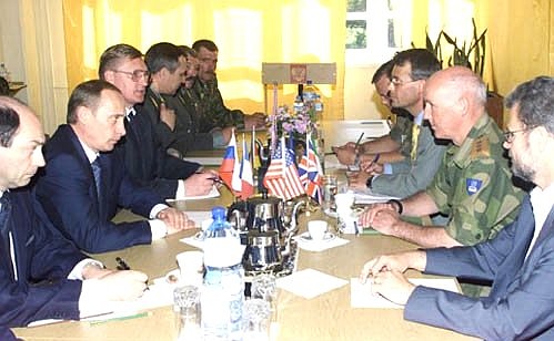 Встреча с главами представительств стран – членов Совета Безопасности ООН. С командующим международными силами в Косове Торстейном Шиакером (второй справа).
