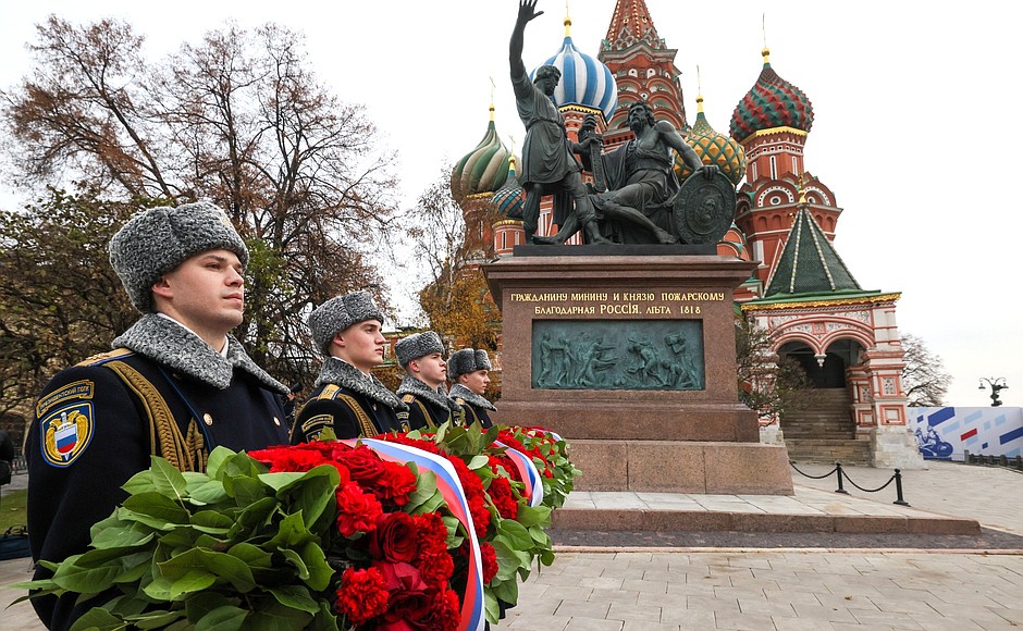 Before the flower-laying ceremony at monument to Kuzma Minin and Dmitry Pozharsky.