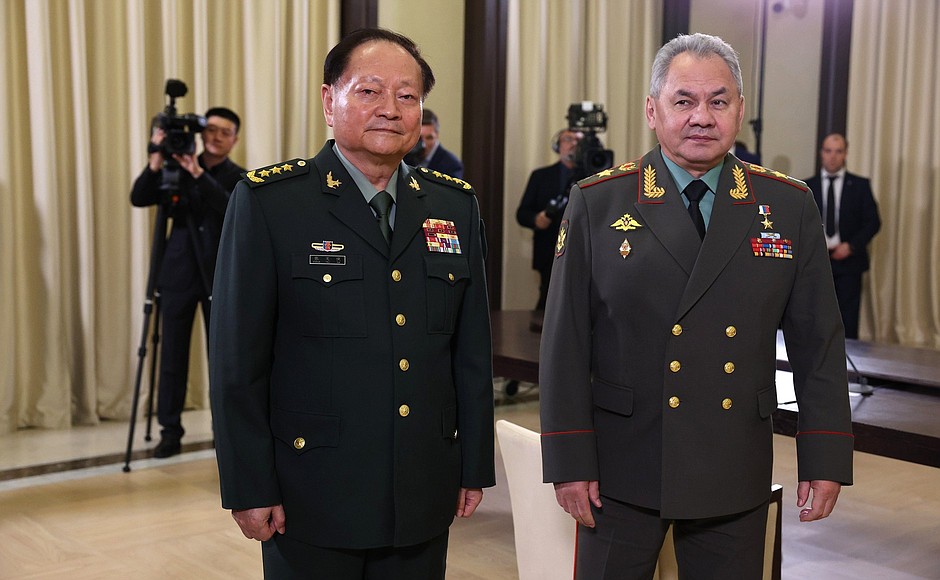 Заместитель Председателя Центрального военного совета Китайской Народной Республики Чжан Юся (слева) и Министр обороны Российской Федерации Сергей Шойгу.