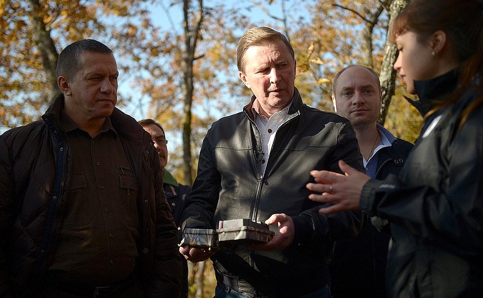 Visiting the national park. With Presidential Aide Yury Trutnev (left) and Deputy Director of the Leopards’ Land national park Yelena Salmanova.