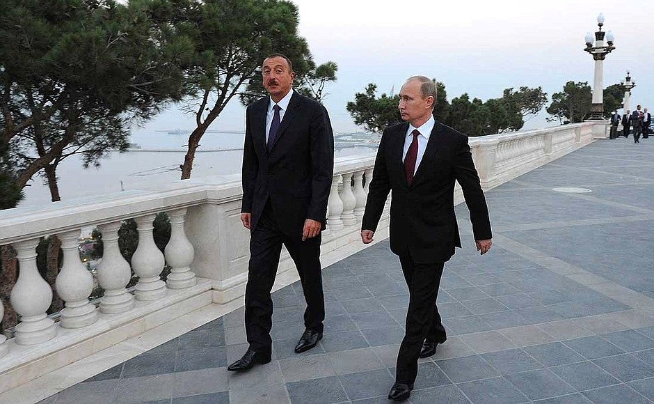 С Президентом Азербайджана Ильхамом Алиевым во время прогулки по Баку.