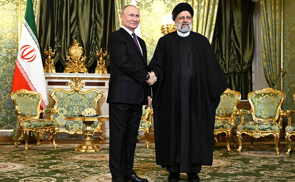 С Президентом Ирана Эбрахимом Раиси перед началом российско-иранских переговоров в узком составе.