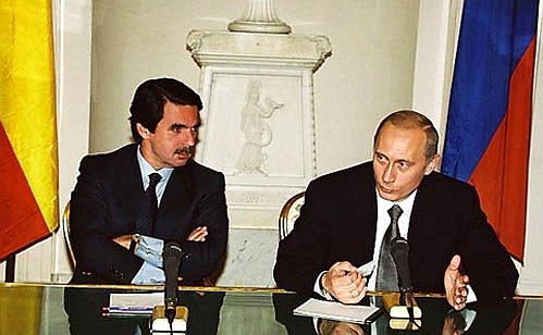 Vladimir Putin and Spanish Prime Minister Jose Maria Aznar at a news conference on the results of the Russian-Spanish talks.