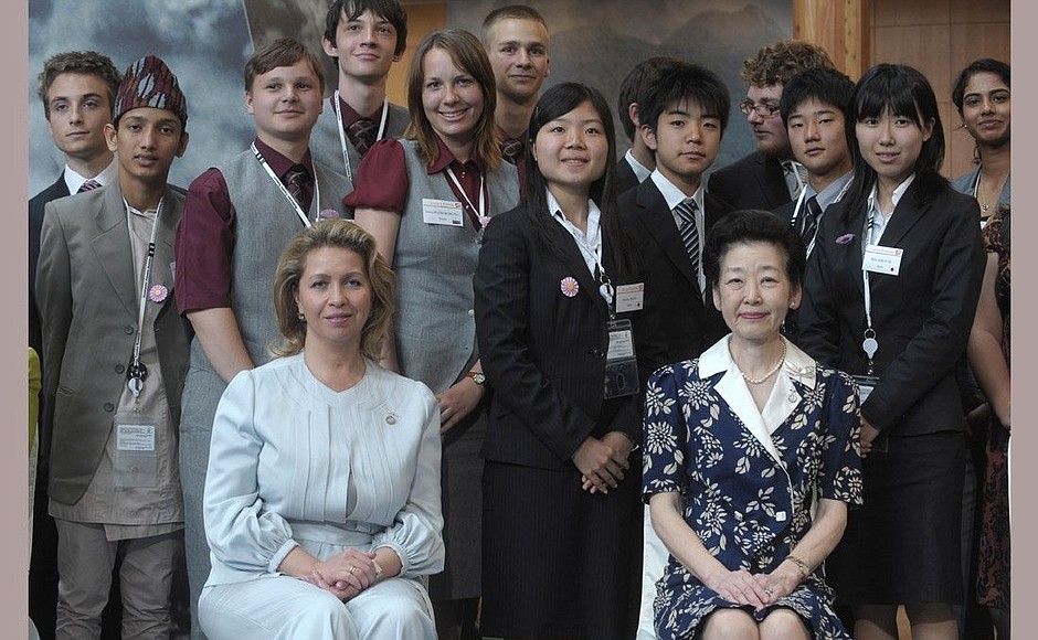 На встрече с представителями «Юношеской восьмёрки». Справа – супруга Премьер-министра Японии Тойоко Фукуда.