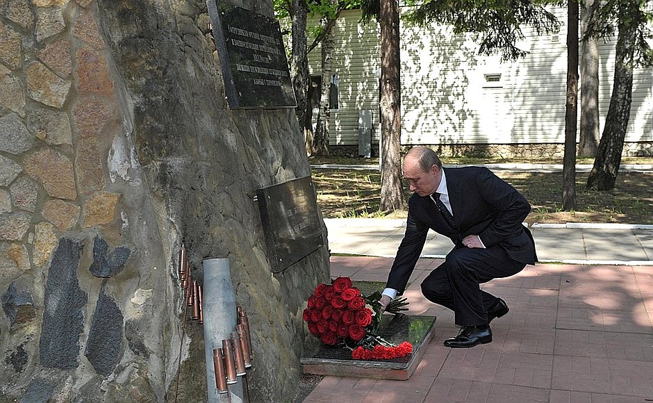 Владимир Путин возложил цветы к мемориалу сотрудникам органов внутренних дел и военнослужащим внутренних войск МВД России, погибшим при исполнении служебного долга в борьбе с терроризмом.