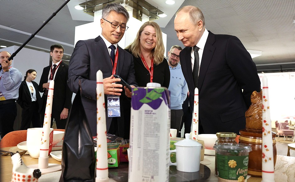 With Epinduo CEO Yu Wei at the Rising Russian Brands Contest exhibition.