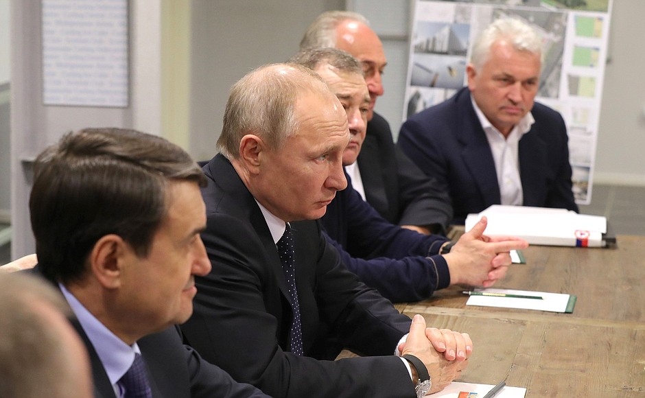 На встрече с президентом Федерации кёрлинга России Дмитрием Свищёвым.