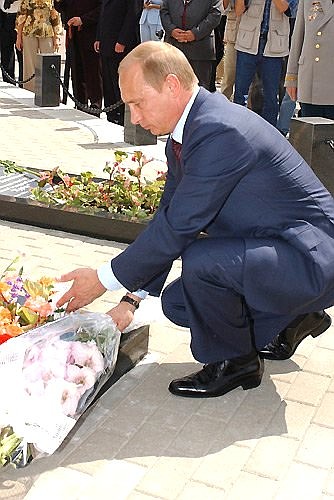 Возложение цветов к могилам моряков атомной подводной лодки «Курск».
