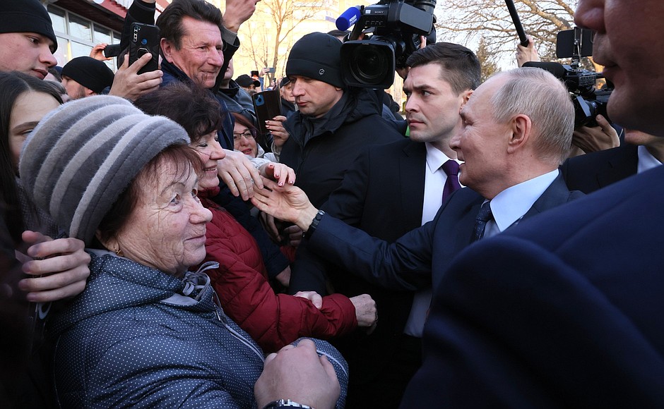 After his visit to Solnechny Dar greenhouse complex, Vladimir Putin talked with residents of the urban locality.