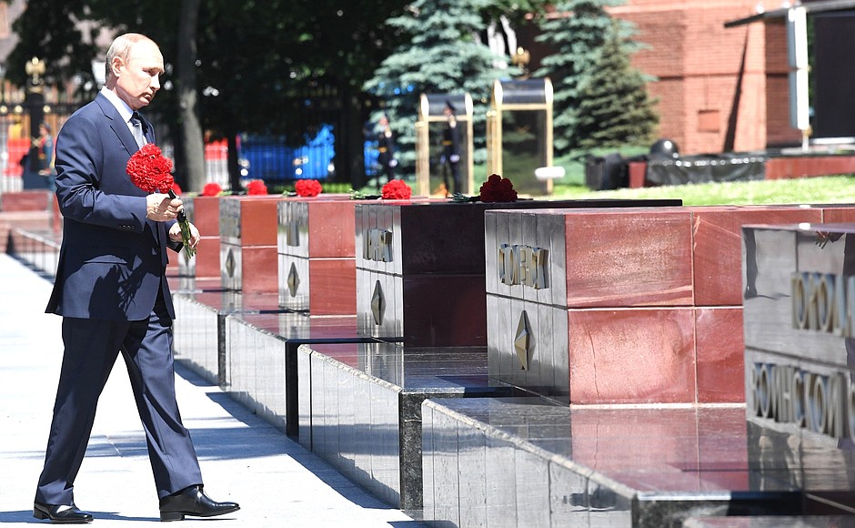 Vladimir Putin laid flowers at the memorial plaques honouring the hero cities and Cities of Military Glory.