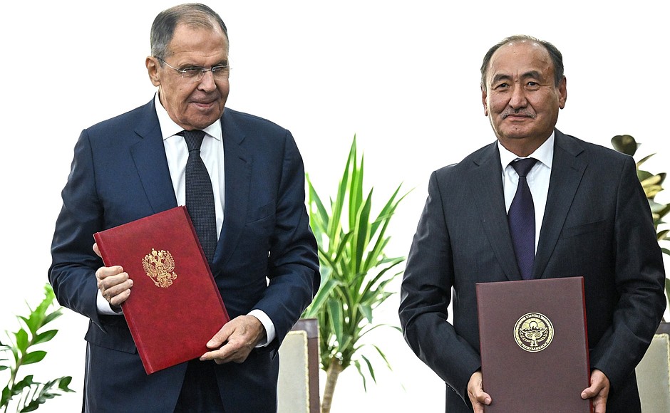 Foreign Minister Sergei Lavrov and Minister of Health of Kyrgyzstan Alymkadyr Beishenaliev at the ceremony for signing joint documents, held as part of President Putin’s official visit to Kyrgyzstan.