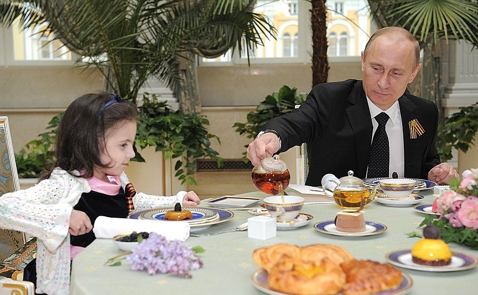Владимир Путин после парада Победы на Красной площади встретился в Кремле с восьмилетней Соней из Пскова – пациенткой Федерального научного клинического центра детской онкологии, гематологии и иммунологии.